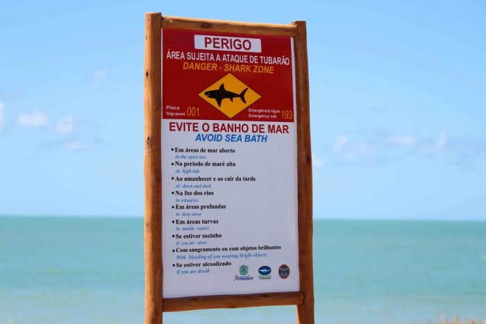 Προειδοποιητικό σημάδι καρχαριών στην παραλία Boa Viagem στο Ρεσίφε.