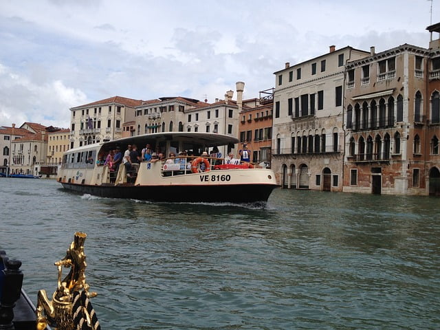 βαπορέτο, θαλάσσιο λεωφορείο, μεταφορικό μέσο στην Βενετία.