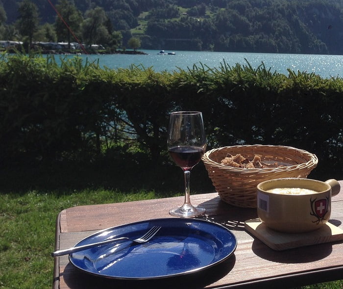 Fondue, παραδοσιακό πιάτο Ελβετίας