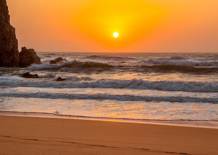 Το ηλιοβασίλεμα από την παραλία δίπλα στον φάρο Cabo da Roca