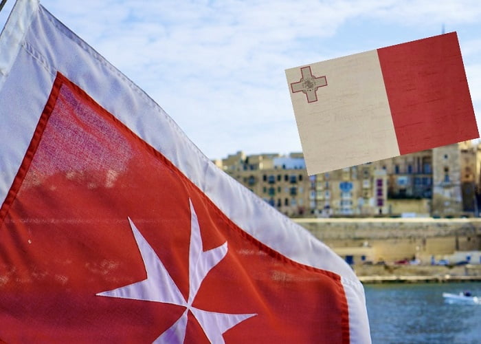 Η εμπορική σημαία της Μάλτας με τον σταυρό των Ιπποτών στα αριστερά και η επίσημη σημαία του κράτους με τον αγγλικό σταυρό στα δεξιά