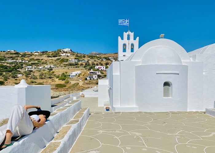 Το μοναστήρι της χυσοπηγής στην ομώνυμη παραλία είναι ένα από τα δημοφιλέστερα μέρη για γάμους στα ελληνικά νησιά