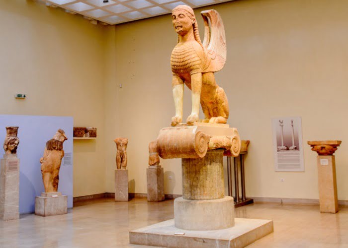 Η σφίγγα των Ναξίων που βρίσκεται στο αρχαιολογικό μουσείο των Δελφών