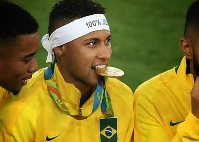 Ο Νειμάρ στους Ολυμπιακούς αγώνες δαγκώνει το χρυσό μετάλλιο