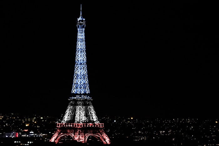 Πύργος του Άιφελ, φωταγωγημένος με την γαλλική σημαία