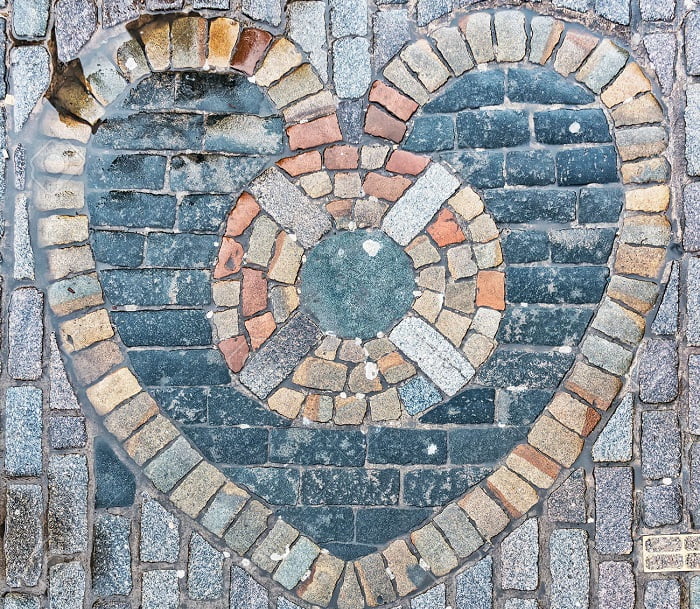 Τι να κάνετε στο Εδιμβούργο: Το έμβλημα καρδιάς που βρίσκεται στον δρόμο Royal Mile