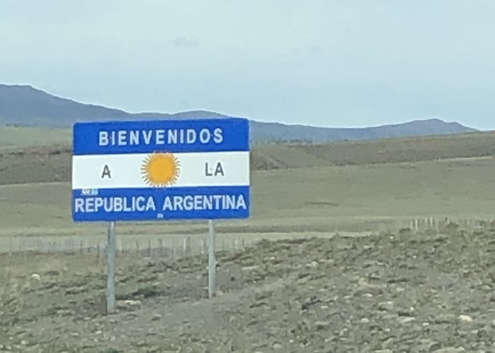 Πινακίδα με την σημαία της Αργεντινής στα σύνορα Χιλής Αργεντινής