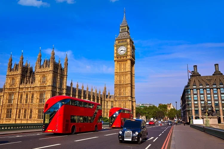 Πως είναι η ζωή στο Λονδίνο: Υπουργείο Ουέστμινιστερ με το ρολόι στον πύργο του Μπιγκ Μπεν και ένα διώροφο λεωφορείο