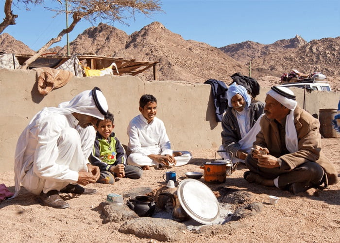 Βεδουίνοι στην έρημο φτιάχνουν καφέ