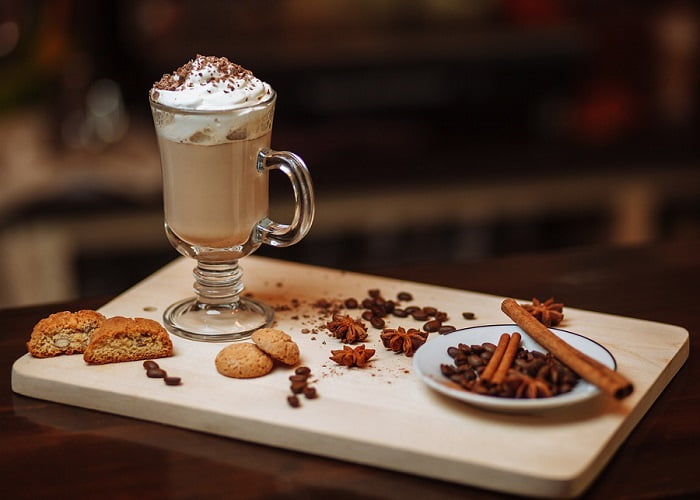 Μόκα: καφέ εσπρέσο με σοκολάτα γάλα και σαντιγύ στο τέλος