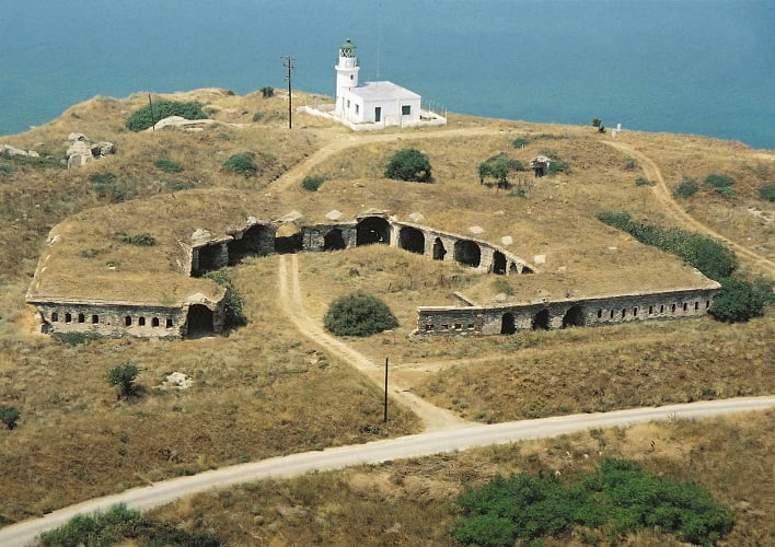 Ο φάρος του Αγγελοχωρίου και τα οθωμανικά οχυρά από ψηλά.