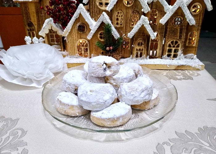Χριστουγεννιάτικα γλυκά: Κουραμπιέδες, ελληνικά μπισκότα με αμύγδαλα και άχνη