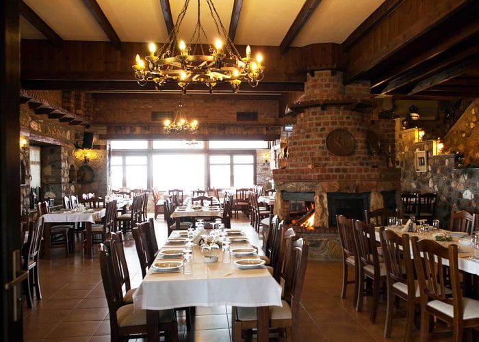 Το πέτρινο εστιατόριο με το παραδοσιακό τζάκι στο κτήμα Πέρεκ