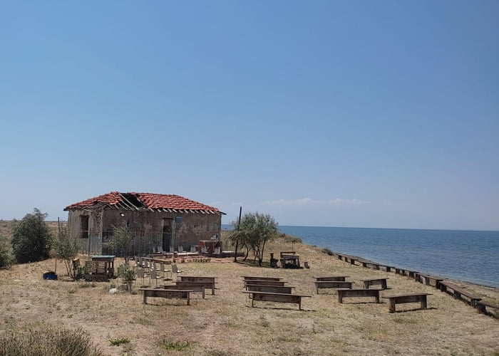 Αγγελοχώρι Θεσσαλονίκη: Το σπιτάκι του φύλακα στην παραλία Αγγελοχωρίου όπου το καλοκαίρι πραγματοποιούνται μουσικές εκδηλώσεις