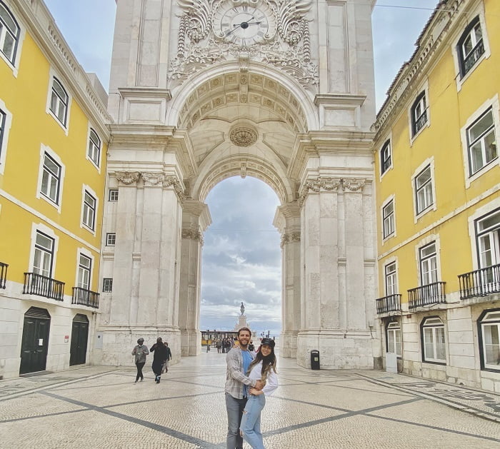 Λισαβόνα: Αψίδα του θριάμβου από άσπρο μάρμαρο με ρολόι στην πλατεία εμπορείου, Πράσα ντε Κομερσιάλ