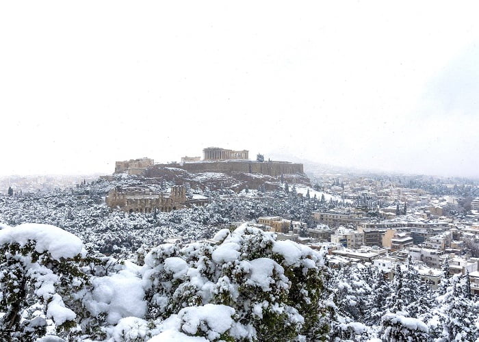 Χιονισμένο τοπίο Αθήνα: Η Ακρόπολη ο παρθενώνας ντυμένοι στα λευκά