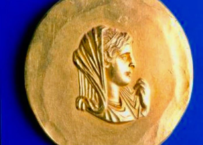 Χρυσό μετάλλιο που βρέθηκε κοντά στην Αλέξανδρεια της Αιγύπτου και απεικονίζει την Ολυμπιάδα