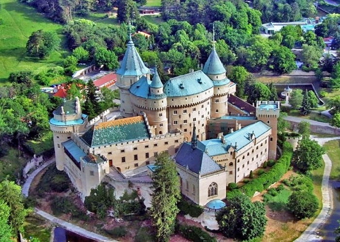 Ένα από τα πιο ιδιαίτερα κάστρα στην Ευρώπη: κάστρο Bojnice, Σλοβακία