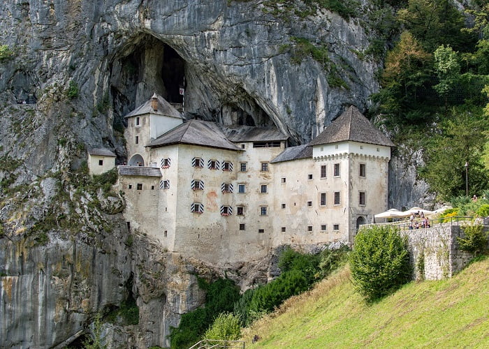 Τα πιο ιδιαίτερα κάστρα στην Ευρώπη:Predjama Castle, Σλοβενία