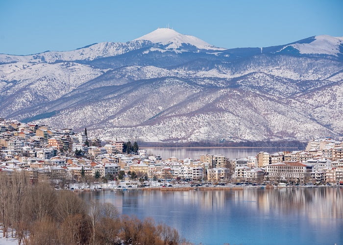 Καστοριά: Η λίμνη με φόντο τα βουνά της Καστοριάς