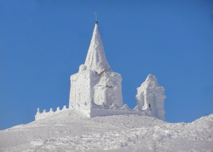 Χιονοδρομικό κέντρο Καιμακτσαλάν: Το εκκλησάκι του Προφήτη Ηλία στην ομώνυμη ψηλότερη κορυφή της Οροσειράς του Βόρα