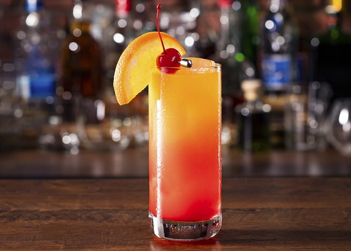 Tequila sunrise: Κοκτέιλ με τεκίλα, χυμό πορτοκάλι και γρεναδίνη