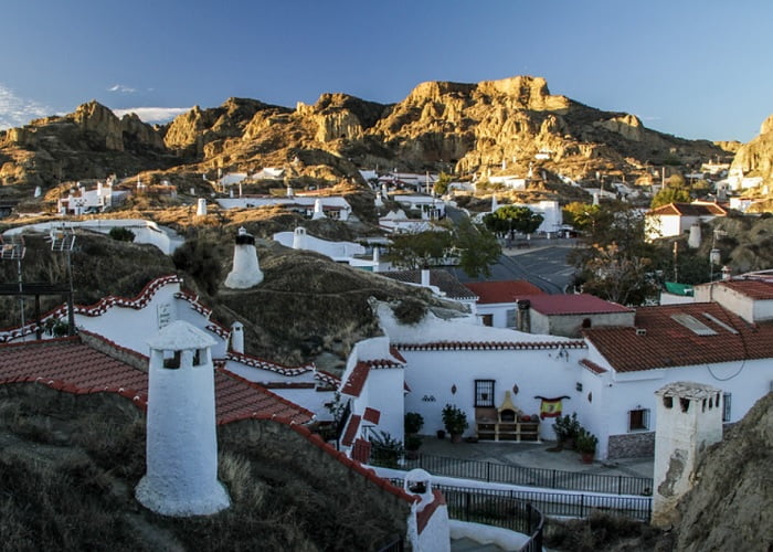 Το λευκό χωριό Guadix στην Ανδαλουσία με τα σπίτια σπηλιές