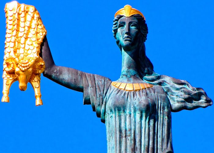 Άγαλμα της Μήδειας στο Βατούμ της Γεωργίας, όπου κρατάει το χρυσόμαλλο δέρας