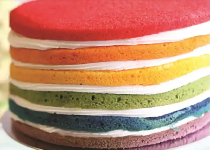 Παντεσπάνια με βουτυρόκρεμα: rainbow cake