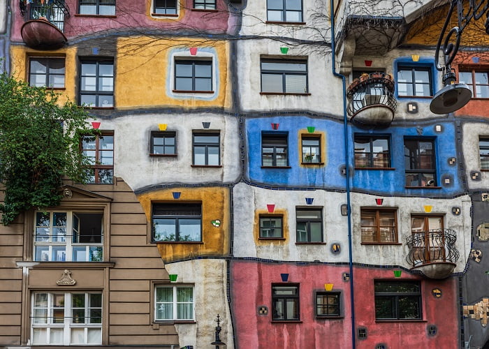 Hundertwasserhaus: Πολύχρωμη πολυκατοικία στην Βιέννη