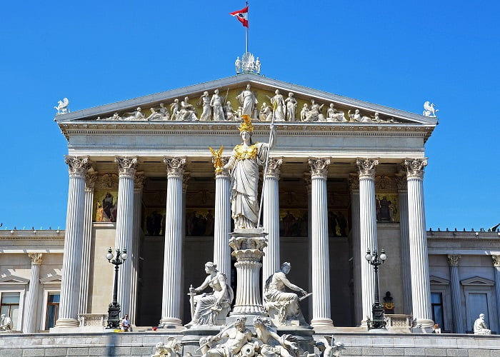 Η πρόσοψη του κοινοβουλίου της Αυστρίας με θέα το άγαλμα της θεάς Αθηνάς