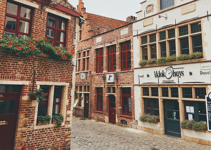 Patershol: Μεσαιωνική γειτονιά στην Γάνδη με μπαρ, παμπ και εστιατόρια
