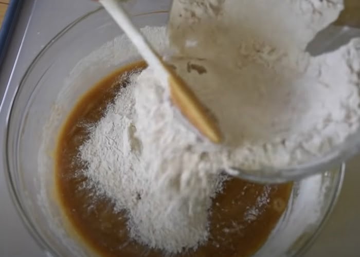 Ανακατεύουμε τα υγρά με τα στερεά συστατικά για να φτιάξουμε κέικ καρότουυ