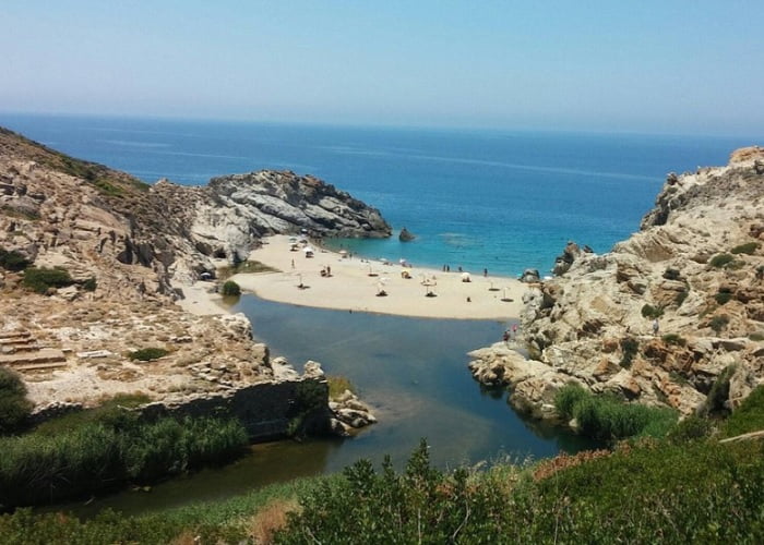 Παραλίες Ικαρίας: Παραλία του Νας με φόντο τα ερείπια του ναού της Αρτέμιδος και τον μεγαλύτερο ποταμό της Ικαρίας