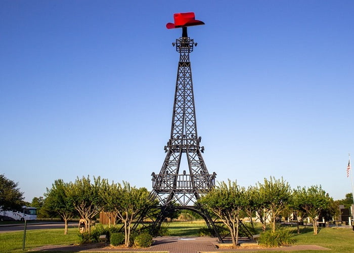 Αντίγραφα του πύργου Άιφελ σε όλο τον κόμο: Ο πύργος του Άιφελ με το καπέλο στο Τέξας των ΗΠΑ