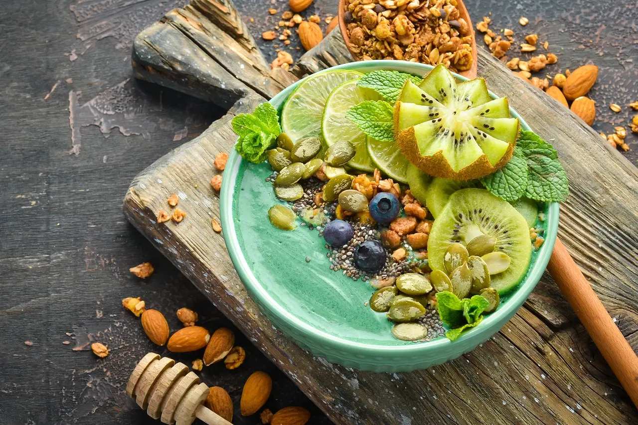 Super bowl με σπιρουλίνα και φρούτα 