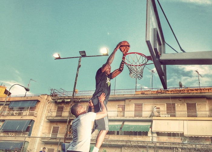 Ο Γιάννης Αντετοκούνμπο παίζει μπάσκετ σε γήπεδο στα Σεπόλια στην Αθήνα