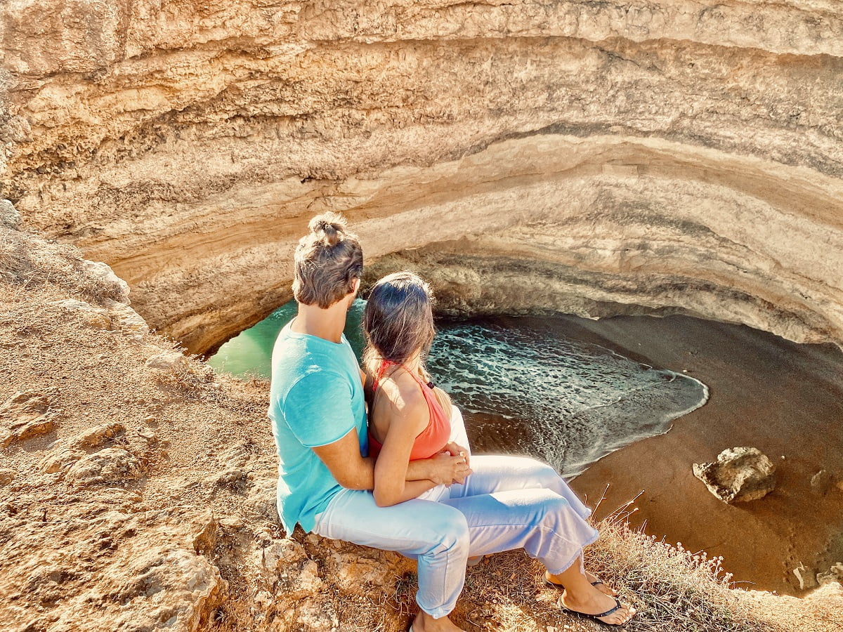 Ένα από τα αξιοθέατα κοντά στο Καρβοέιρο είναι το σπήλαιο Μπενατζίλ