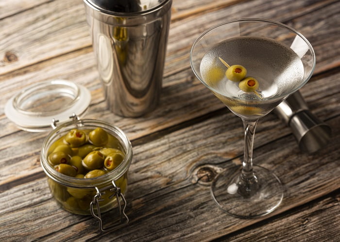 dirty Martini: Το βρώμικο Μαρτίνι είναι παραλλάγη του κλασικού με την μόνη διαφορά ότι περιέχει άλμη από ελιές, για αυτό και ονομάζεται βρώμικο 