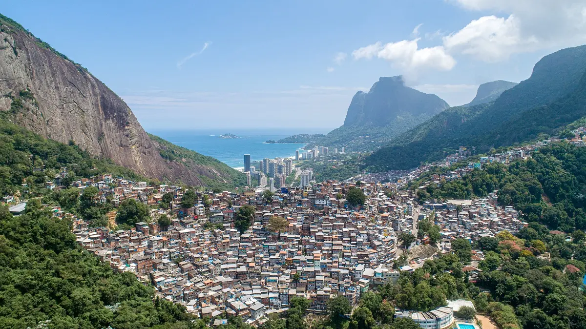 Φαβέλα χτισμένη πάνω σε λόφο στο Ρίο ντε Τζανέιρο