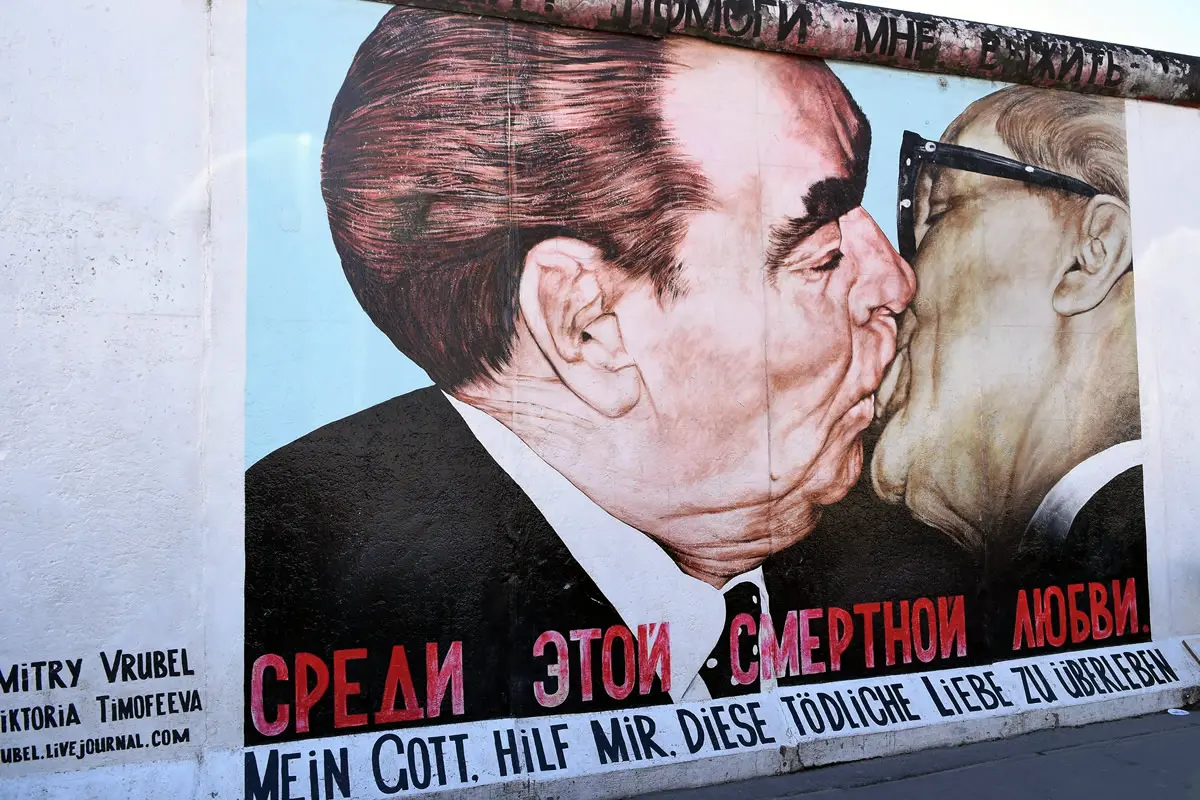 γκράφιτι με το φιλί στο τείχος του Βερολίνου
