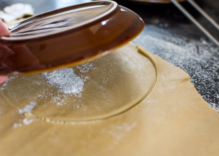 Μεντόβικ κέικ μελιού: Με ένα πιάτο φτιάχνουμε στρόγγυλες στρώσεις ζύμης