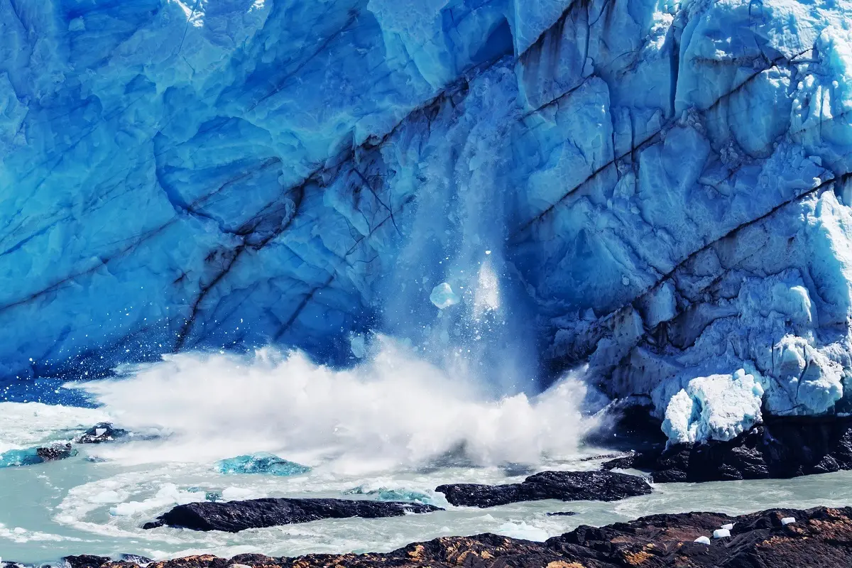 Glacier Perito Moreno: κομμάτια πάγου ξεκολλάνε από τον Παγετώνα που ονομάζεται Περίτιο Μορένο στην Παταγονία της Αργεντινής