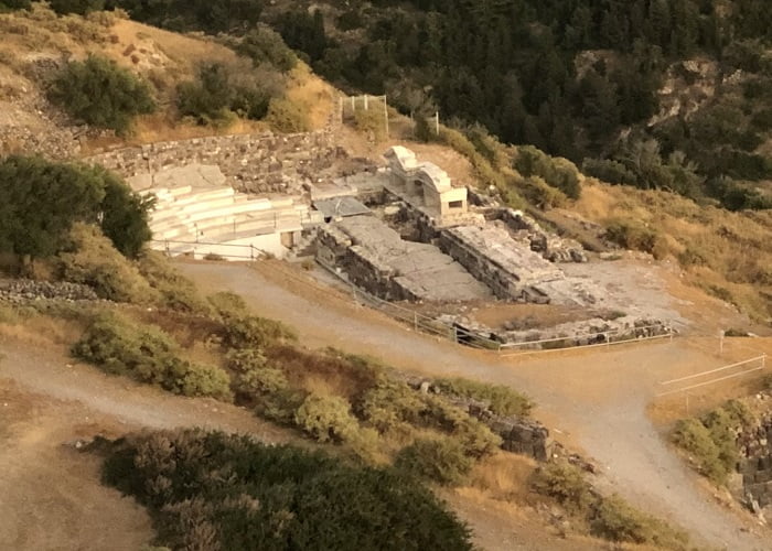 Το αρχαίο ρωμαικό θέατρο της Μήλου δίπλα από την Πλάκα
