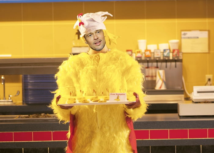 Δουλειές που έκαναν οι σταρ του Χόλιγουντ πριν γίνουν διάσημοι: Ο Μπραντ Πιτ δούλευε ως μασκότ κοτόπουλο