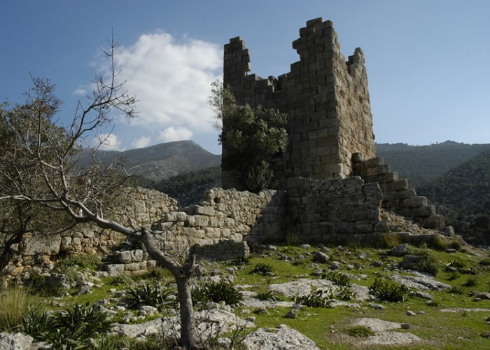 Ο πύργος από το κάστρο στα Μέγαρα στην αρχαία πόλη Αιγόσθενα 