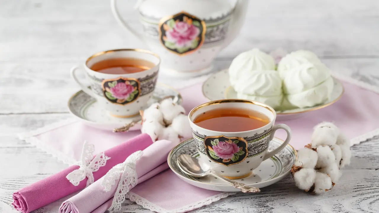 English breakfast tea: Μαύρο τσάι με γάλα, ο καφές των Άγγλων