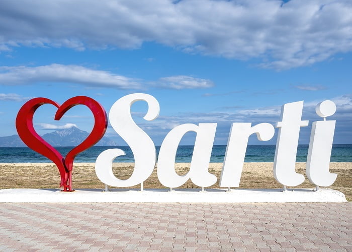I love Sarti στην παραλία της Σάρτης