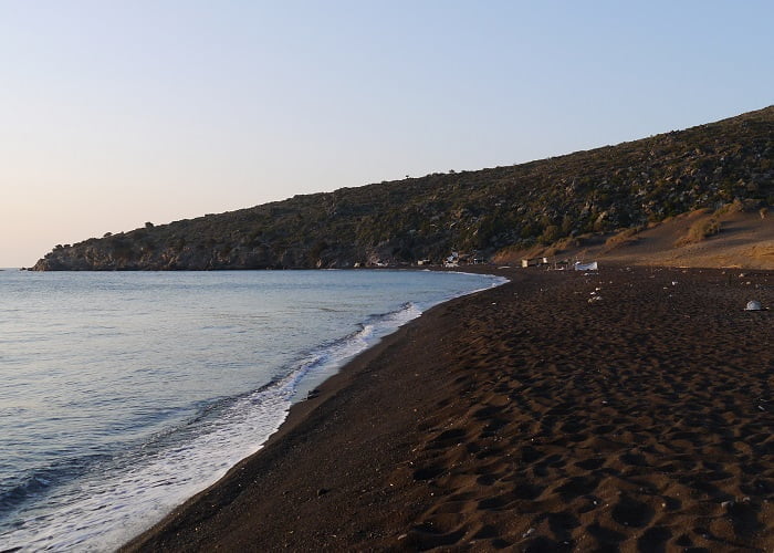 παραλίες Νίσυρος: Η παραλία Λύες που έχει μαύρη αμμουδιά