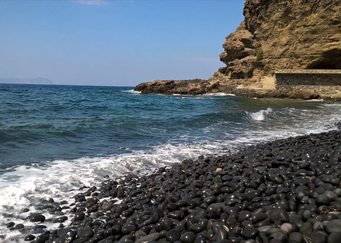 Παραλίες στη Νίσυρο: Παραλία με μεγάλα μαύρα βότσαλα 
